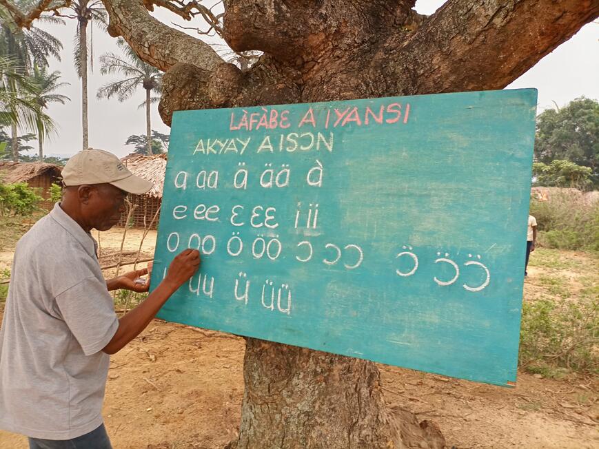 Aprentissage de l'alphabet Iyansi au secteur Dwe